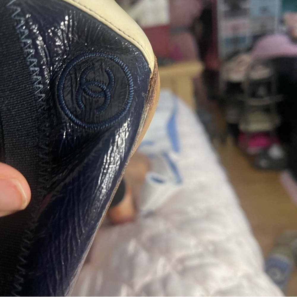 CHANEL Navy and Cream Flats - Picture 5 of 16